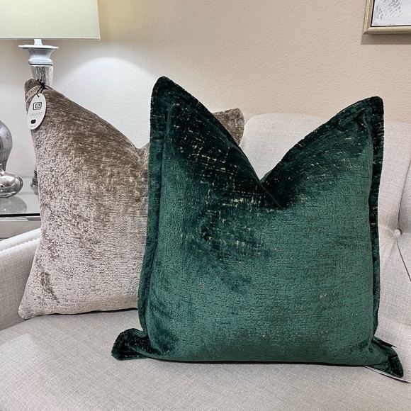 1-NWT CALDEIRA CUT VELVET
DECORATIVE PILLOW (READ DESCRIPTION FOR DETAILS) - Picture 9 of 17